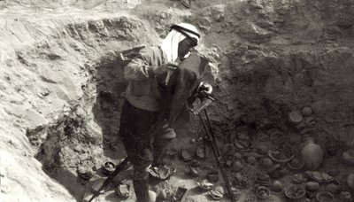 Professeur John Garstang photographiant des poteries cassées in situ aux fouilles de Jéricho, 1930-36 - English Photographer